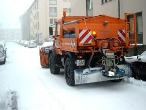 Streufahrzeug der REB im Einsatz Streufahrzeug der REB im Einsatz